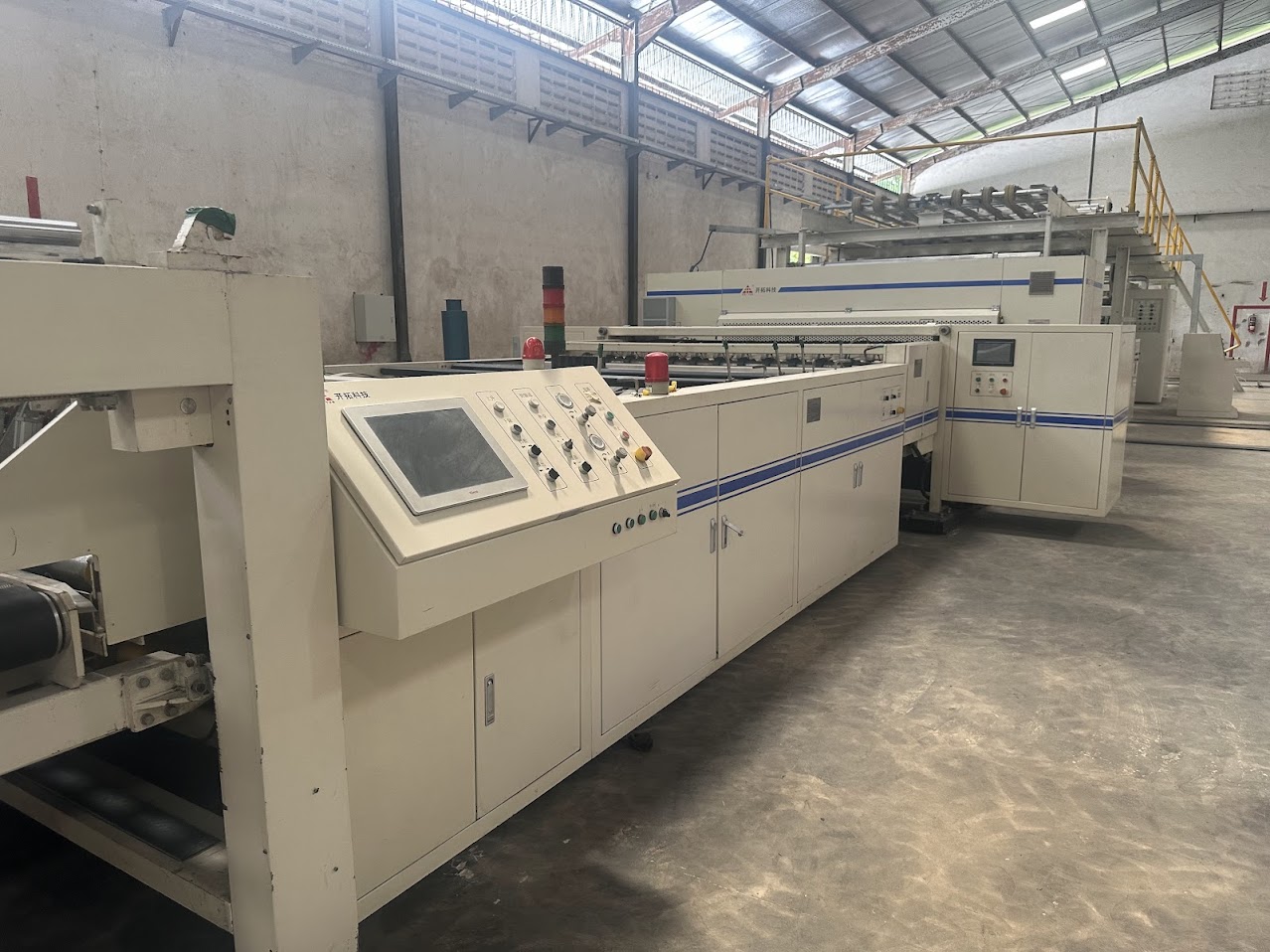 Mesin produksi industri dengan panel HMI dan tower light