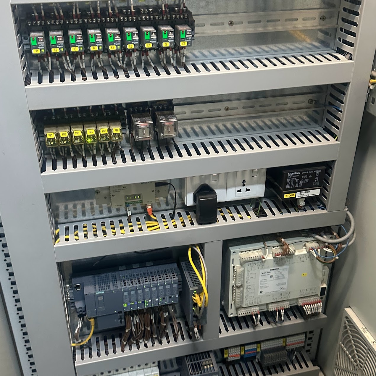 Panel BMS dengan MOXA network gateway dan Siemens controller